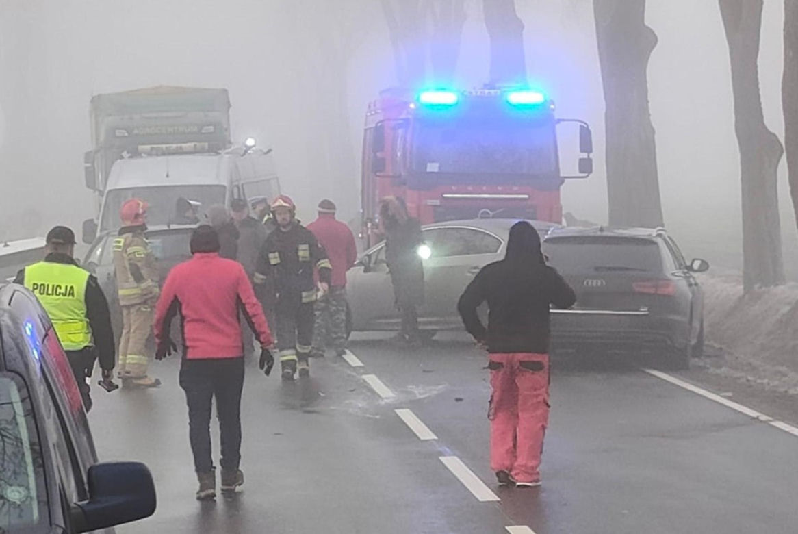 Karambol na drodze do Mławy. Fragmenty roztrzaskanych aut powpadały do rowów. „Na miejscu pracują służby”