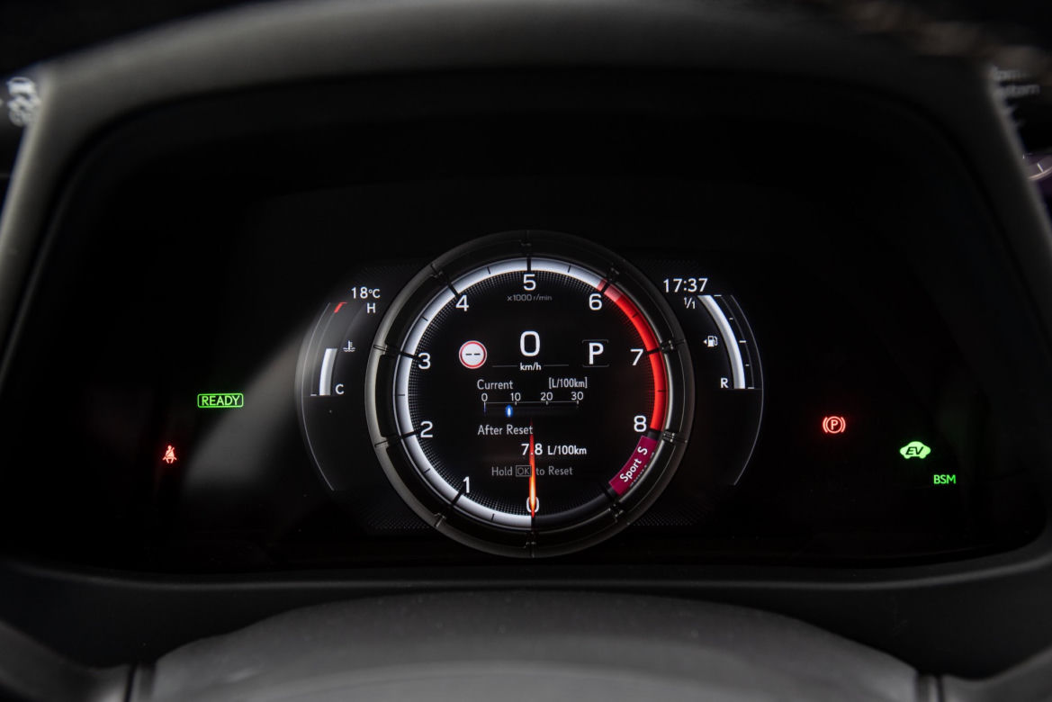 Range Rover Evoque D240 HSE vs Lexus UX 250h 
