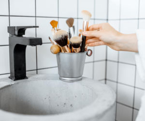 Wypryski na twarzy? Winne mogą być pędzle, których nie myjesz