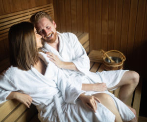 Czy stajając się o dziecko można korzystać z sauny? Kiedy warto odpuścić?