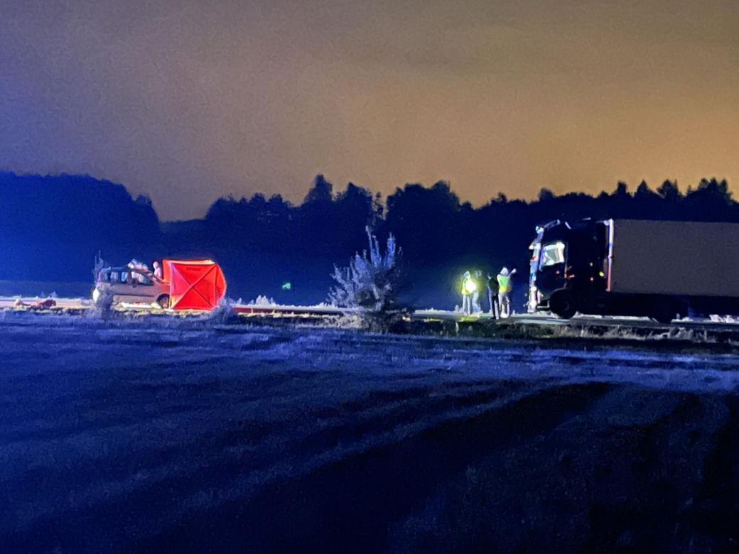 Koszmar pod Żyrardowem. 43-latek potrącony przez tira i samochód. Nie żyje