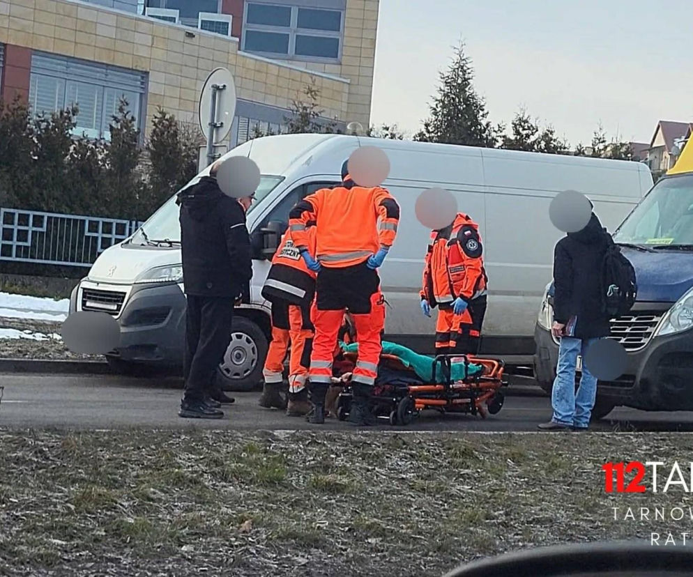Wypadek na przejściu dla pieszych w Tarnowie. Akcja służb na ul. Sitko