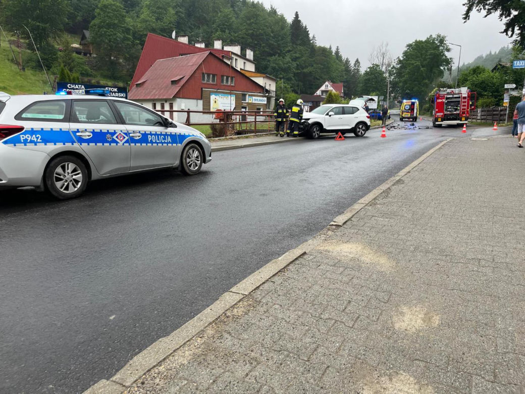 Wypadek w Szczyrku. Samochód wpadł do rzeki