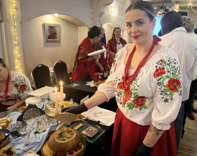 XX Dożynki Rybackie pod Lublinem. Goście ustawiali się w kolejce po rybne specjały