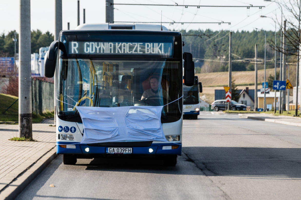 Autobusy w Gdyni, zachęcają do noszenia maseczek