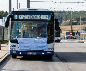 Autobusy w Gdyni, zachęcają do noszenia maseczek