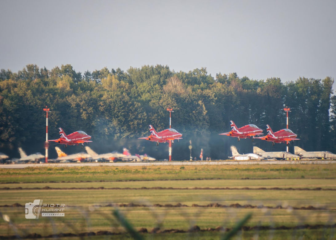 Wzruszający gest pilotów odlatujących z Radomia. Polska flaga na niebie dla „Slaba”