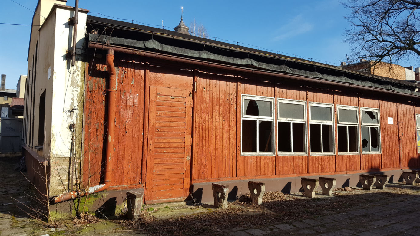 Lecą tynki i ściany. Ruszyły prace w budynku przyszłej biblioteki miejskiej 