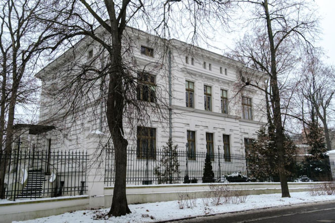 W czasie wojny mieściły się tu biura III Rzeszy. Dziś to siedziba łódzkich harcerzy