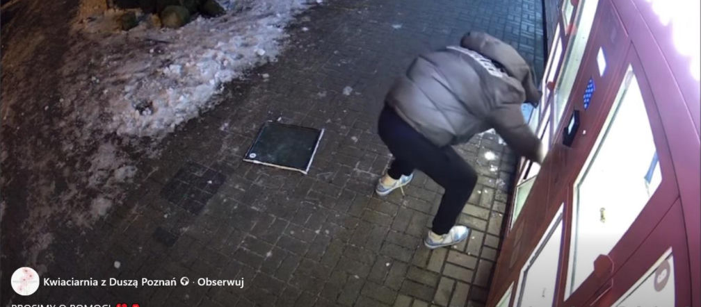 Roztrzaskał kwiatomat i uciekł z bukietem! „To boli bardziej niż strata pieniędzy”