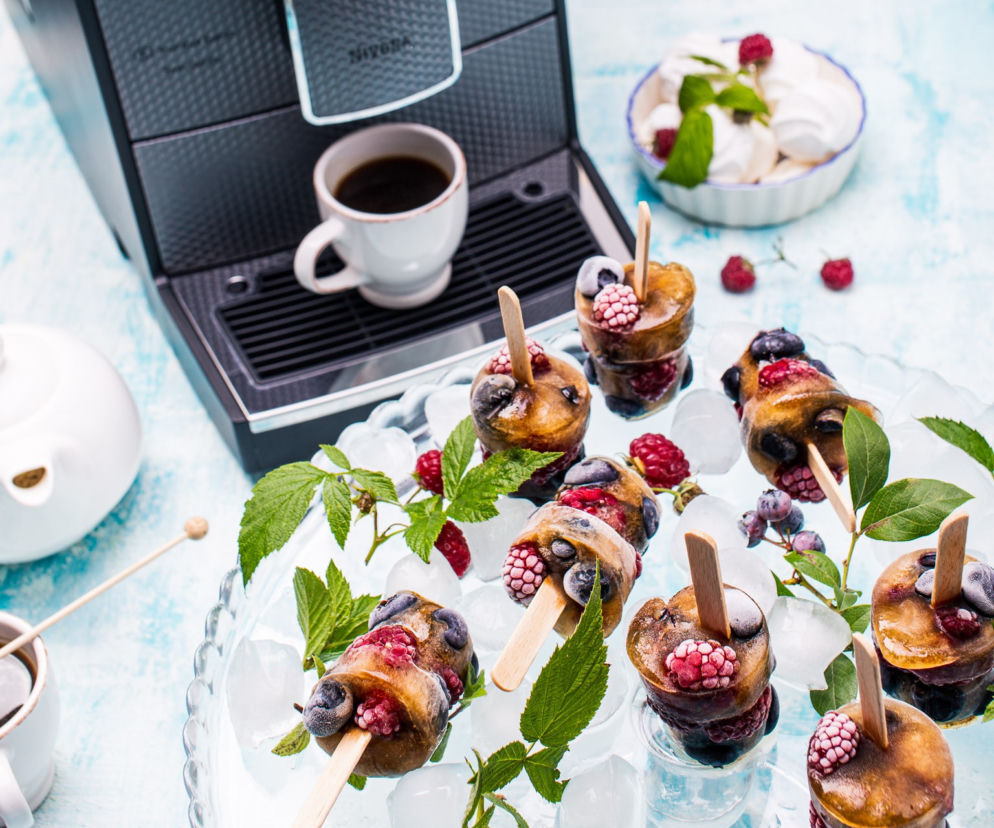 Mrożona kawa z tonikiem na patyczkach - sorbet tonicpresso ze świeżymi owocami