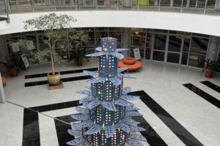 To jedyna taka choinka w Polsce. Stworzyli ją z nietypowych materiałów