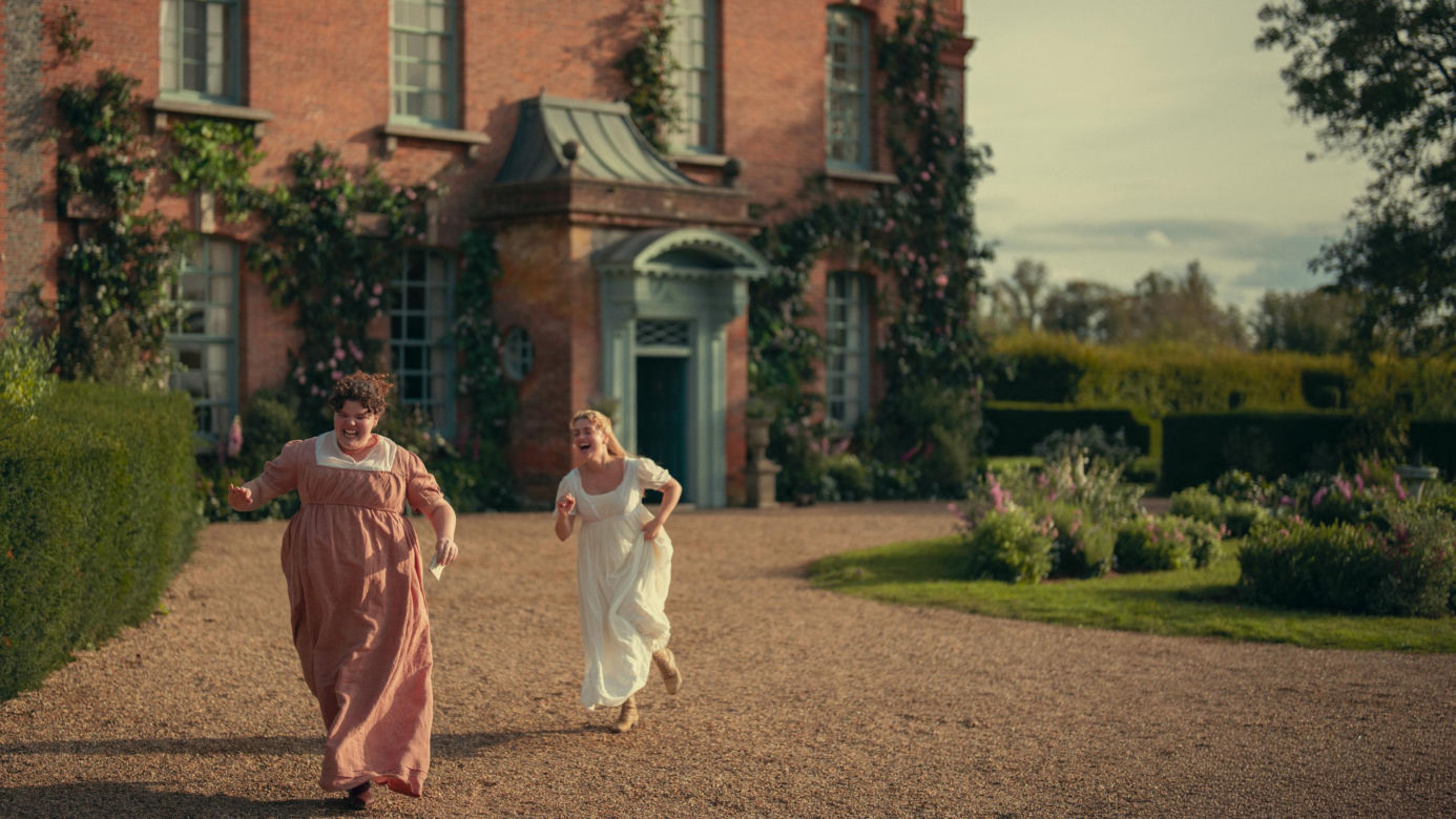 Hollie Avery oraz Rhea Norwood jako Kitty i Lydia Bennet