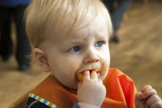 Twoje dziecko nagle odrzuca ulubione danie? Zmuszanie go do jedzenia może pogorszyć sytuację