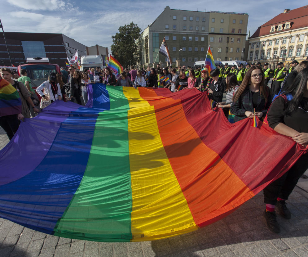 Kraków: Pobicie pod klubem dla gejów. Rzucili się na kilka osób z KIJAMI