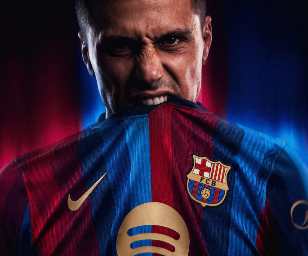 Piłkarz Rodri gryzie koszulkę FC Barcelony. O szczegółach tego transferu przeczytasz na SE Supersport.