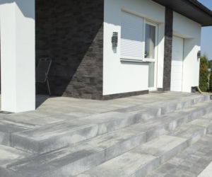 Płyty chodnikowe, palisady i stopnie schodowe, które sprawdzą się w strefie wejściowej