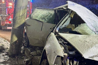 Nie dostosował prędkości do warunków. 31-letnia pasażerka nie żyje