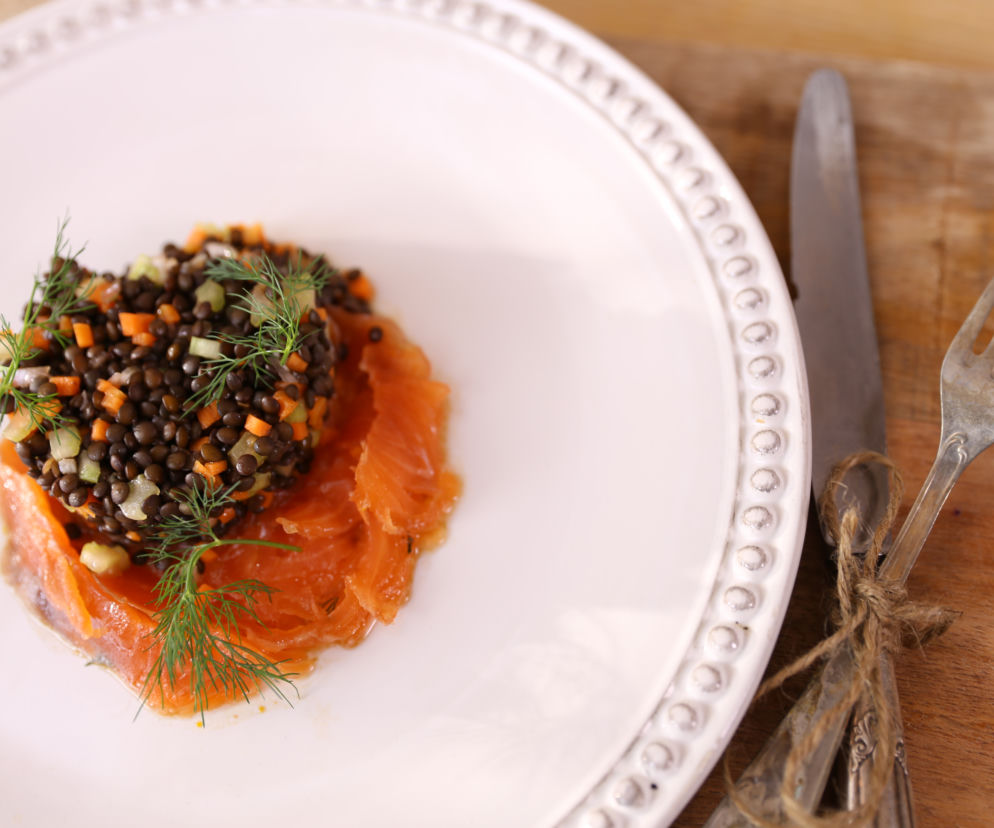 Łosoś Gravlax z sałatką z soczewicy, marchewki i selera naciowego: przepis Agaty Wojdy