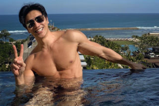 Ma już 60 lat, a wygląda na 3 razy mniej. Chuando Tan zachwyca formą!