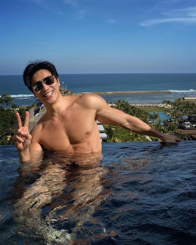 Ma już 60 lat, a wygląda na 3 razy mniej. Chuando Tan zachwyca formą!