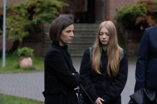 Pierwsza miłość: Stik ucieka z konwoju transportującego go do więzienia z pogrzebu Teresy... Marta i Emilka są w niebezpieczeństwie?