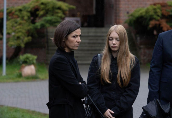 "Pierwsza miłość": Stik ucieka z konwoju transportującego go do więzienia z pogrzebu Teresy... Marta i Emilka są w niebezpieczeństwie?