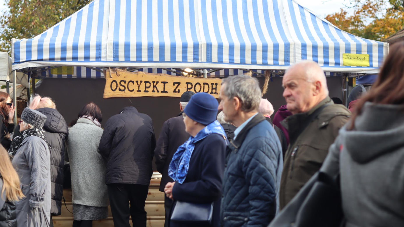 Oprócz znicza można było kupić kebaba. Tłumy przy cmentarzy na lubelskim Majdanku. Zobaczcie!