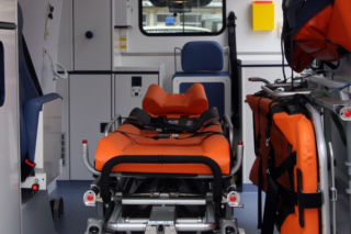 Mężczyzna leżał na oblodzonym chodniku w Ustce. Nawet służby miały problem, by się do niego dostać