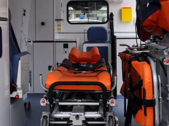 Mężczyzna leżał na oblodzonym chodniku w Ustce. Nawet służby miały problem, by się do niego dostać