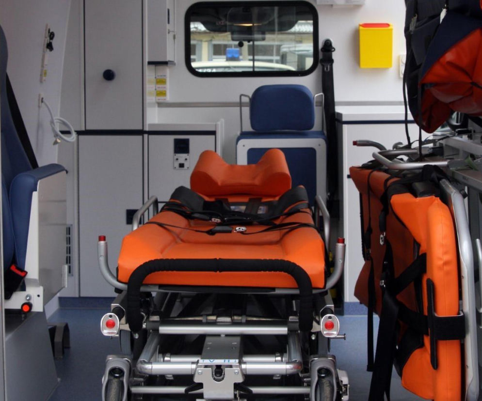 Mężczyzna leżał na oblodzonym chodniku w Ustce. Nawet służby miały problem, by się do niego dostać