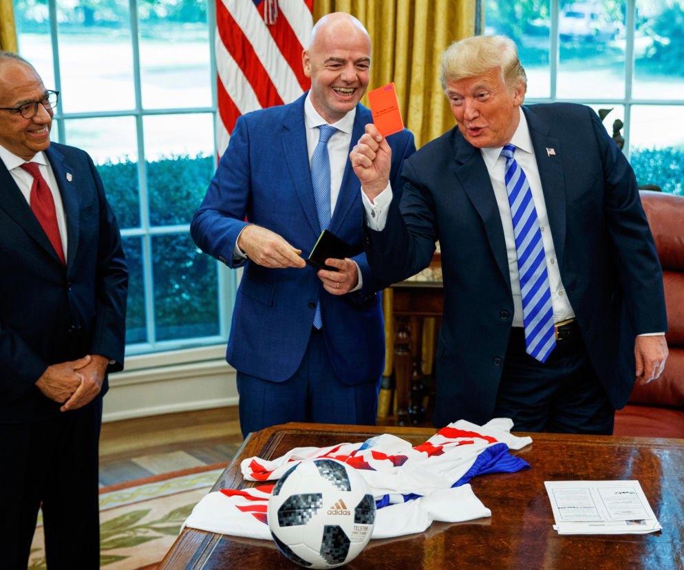 Donald Trump trzyma czerwoną kartkę obok Gianniego Infantino i Carlosa Cordeiro. O buncie w FIFA pisze SE Supersport.