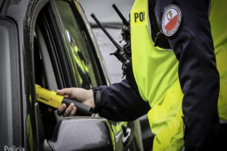  Pijany senior z zakazami i poszukiwany młodzian w jednym aucie