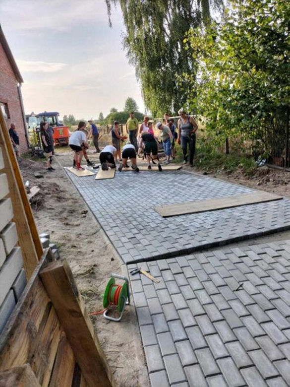 Koła Gospodyń Wiejskich "Rumianki". Kobiety wybrukowały całą wieś. Proboszcz zapewnił materiały
