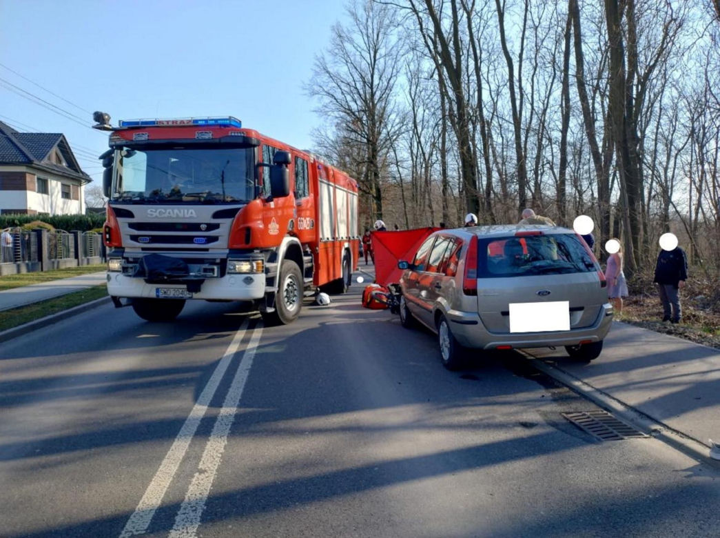 12-letni Sambor zobaczył kolegów po drugiej stronie ulicy, skręcił rowerem wprost pod auto