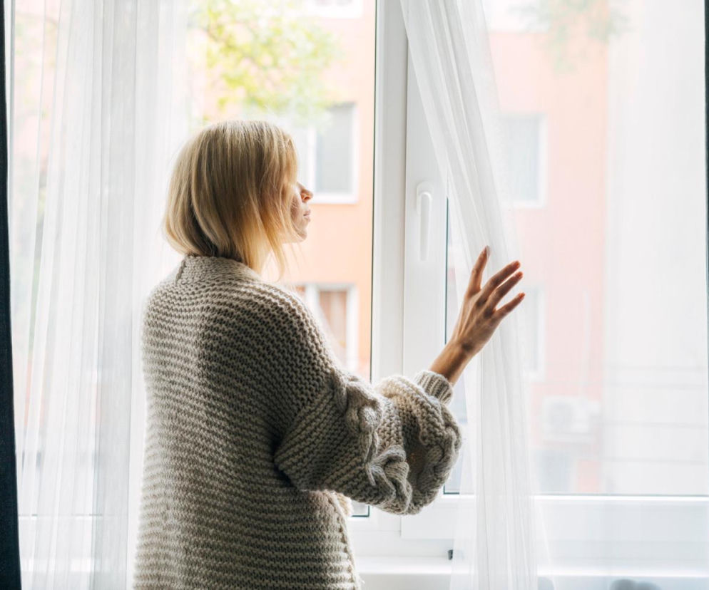W PRL-u prano w nim dosłownie wszystko. Namocz w nim firanki, a będą śnieżnobiałe przez długie tygodnie. Domowy sposób na wybielenie firanek