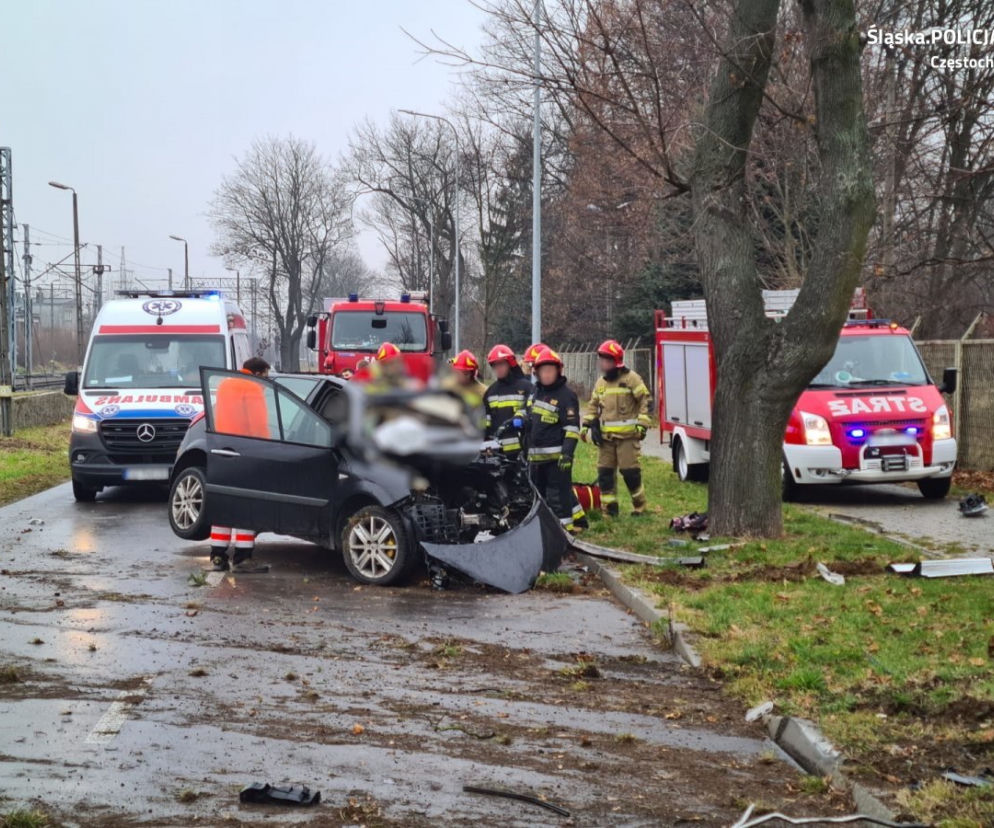 Wypadek w Koniecpolu: 18-latek roztrzaskał się na drzewie