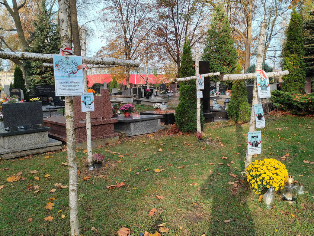 Cmentarz „Doły”. Łodzianie zadbali o to miejsce [ZDJĘCIA]