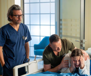 Na dobre i na złe odc. 987. Artur Bart (Piotr Głowacki), Aleś Zagajewski (Paweł Małaszyński), Iga Kaczorowska (Anna Szymańczyk)