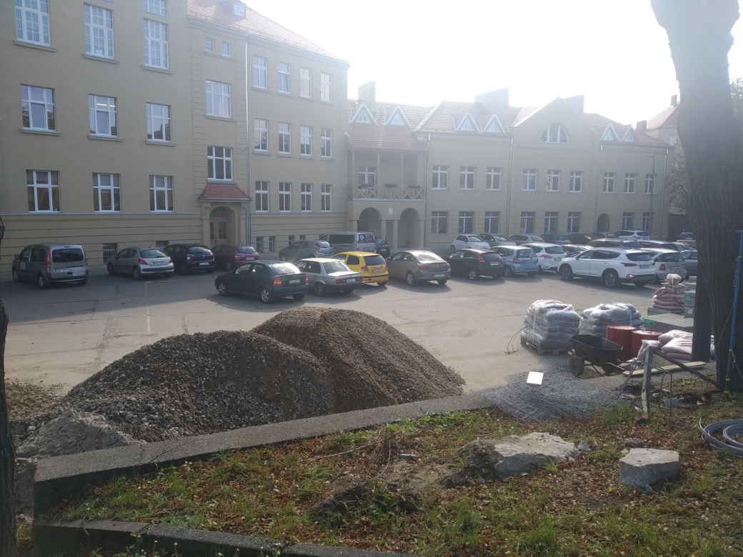 Ruszyła budowa boiska przy 4 LO. Zobaczcie jak przebiegają prace. 