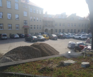 Ruszyła budowa boiska przy 4 LO. Zobaczcie jak przebiegają prace. 