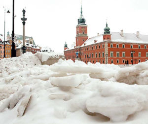 Miasto zawalone hałdami śniegu