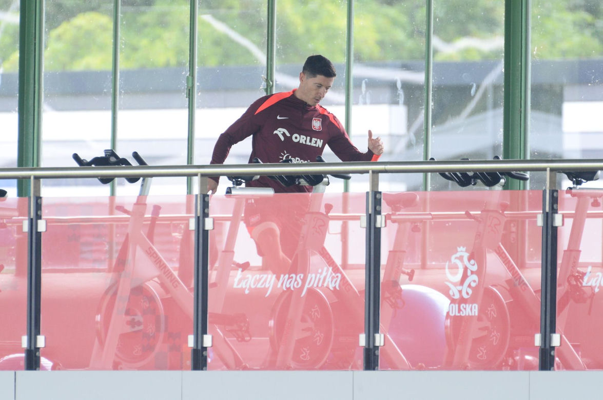 Robert Lewandowski przyłapany przed treningiem z korkami