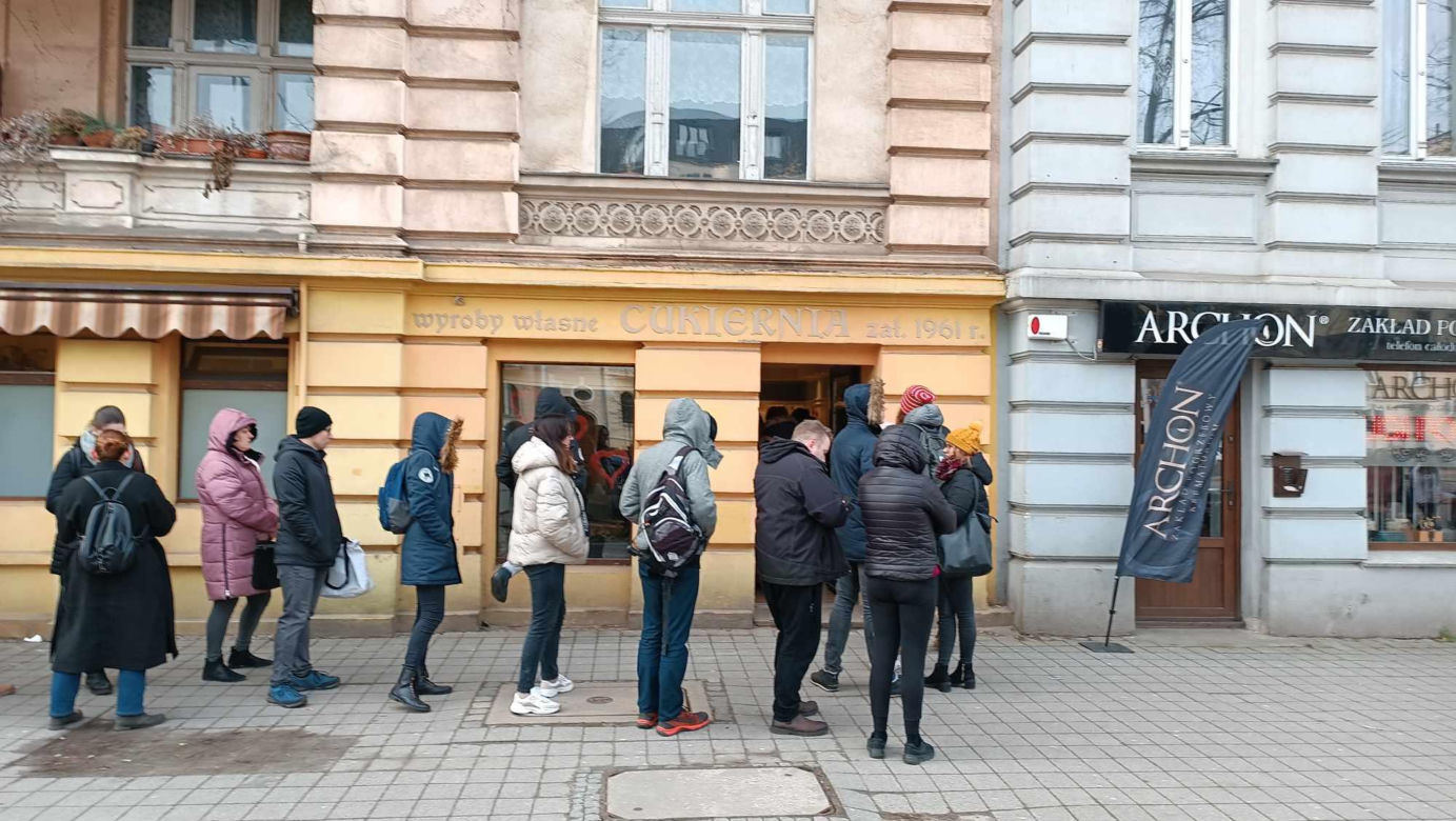 Tłusty czwartek we Wrocławiu. Mieszkańcu rzucili się na pączki! Ogromne kolejki [ZDJĘCIA]