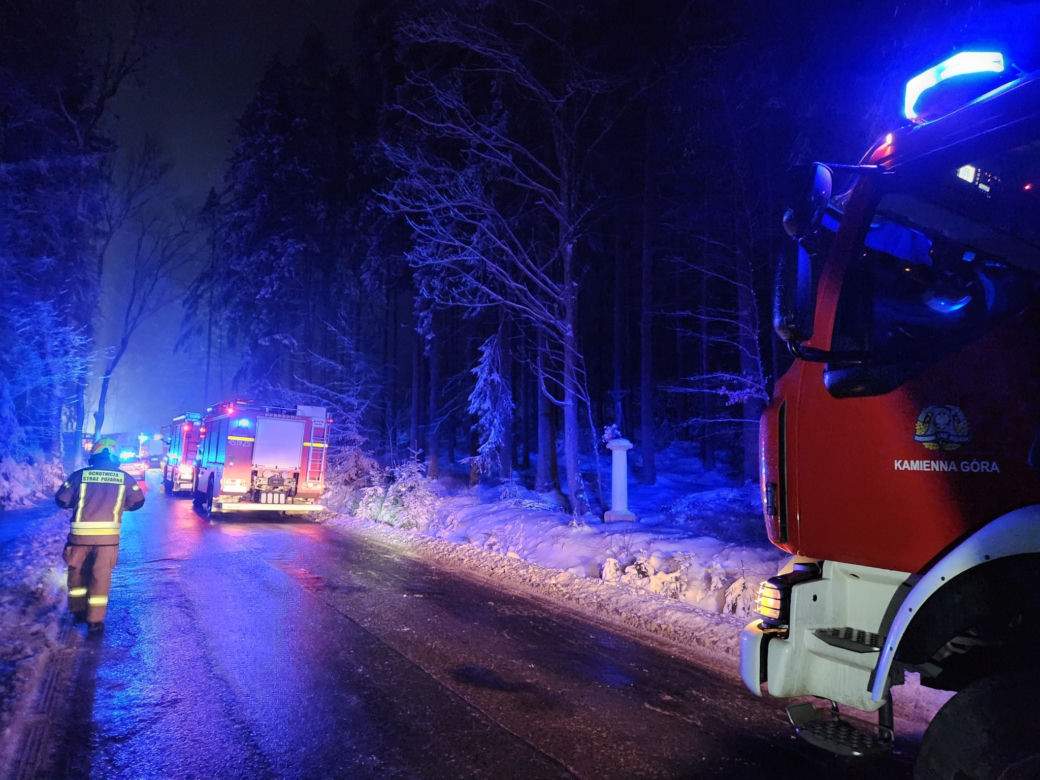 Samochód uderzył w autobus, 29-latek nie żyje