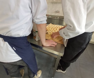Warsztaty pieczenia pączków w grudziądzkim gastronomiku