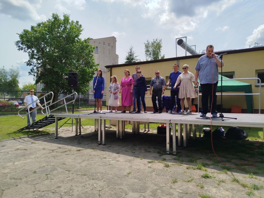 Przez lata ŚDS w Siedlcach działał w dwóch lokalizacjach, teraz już oficjalnie funkcjonuje w jednym miejscu, w budynkach dostosowanych do potrzeb osób z niepełnosprawnościami. 