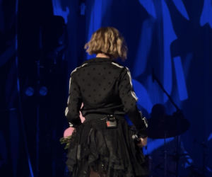 Michał Bajor na koncercie Anny Wyszkoni. Wskoczył do niej na scenę