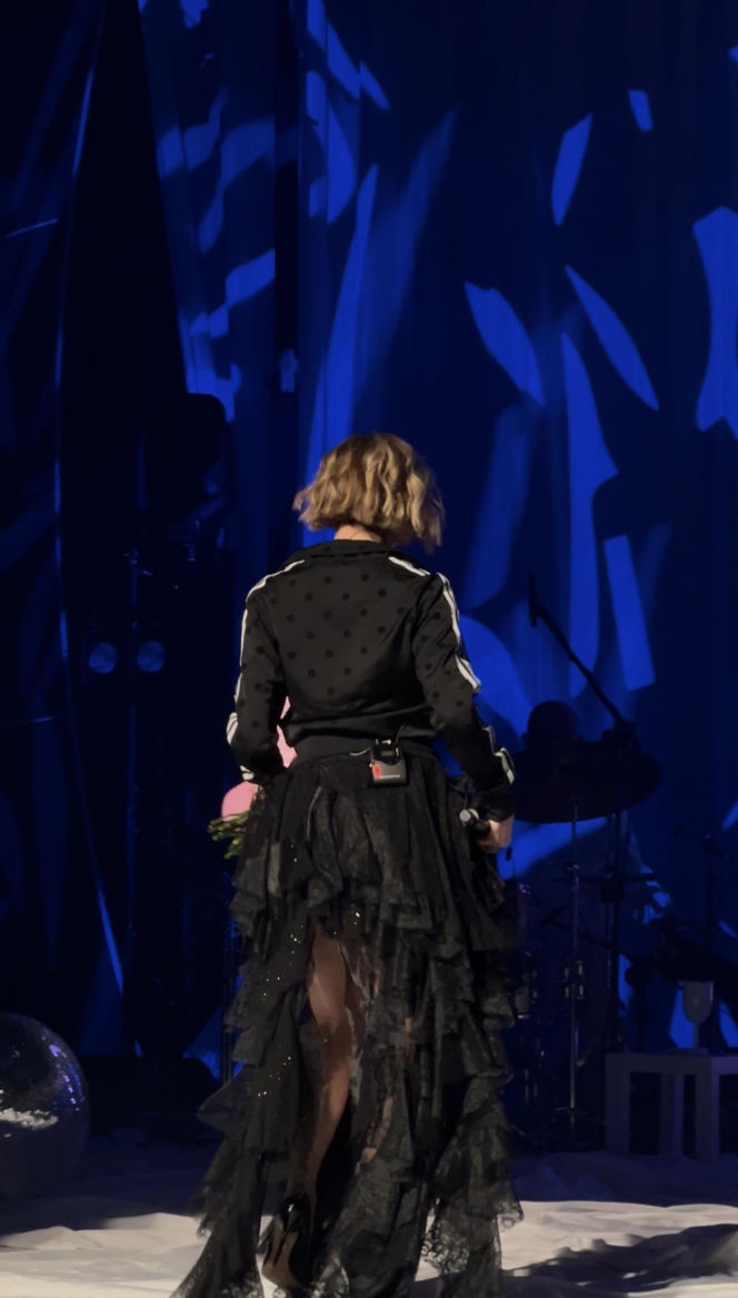 Michał Bajor na koncercie Anny Wyszkoni. Wskoczył do niej na scenę