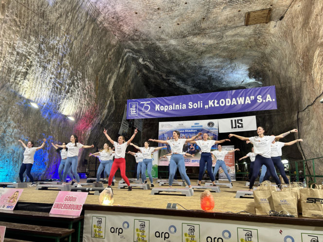 Trening fitness na stepie 600 metrów pod ziemią. Poznanianki zawalczyły o rekord Guinnessa